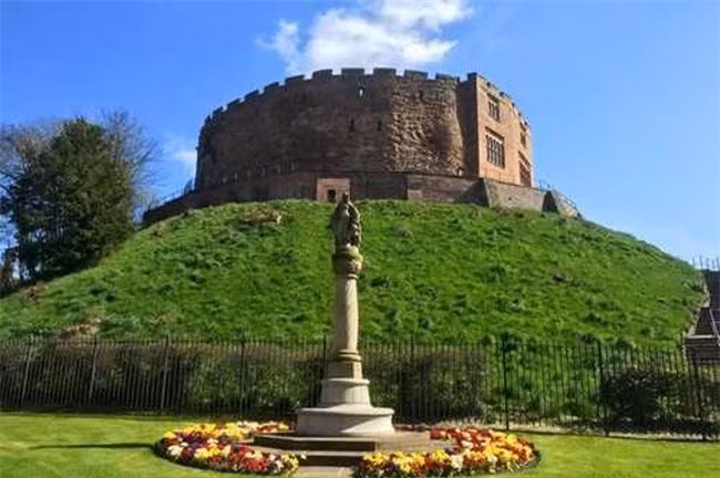 Lâu đài Tamworth: Đây cũng là một trong những lâu đài ma nổi tiếng ở Anh quốc. Truyền thuyết kể rằng một phụ nữ bị giam trên tòa tháp của lâu đài bởi ngày Tarquin. Trong khi giải cứu cô gái, người yêu của cô đã bị giết hại. Bóng ma của cô gái được cho là vẫn lảng vảng trong ngôi nhà. 