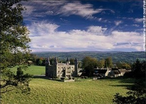 Lâu đài Newton House ở Carmarthenshire: Vào thế kỷ 18, thiếu nữ Elinor Cavendish đã bị ép đính hôn với một người đàn ông mà cô không hề yêu. Cô đã bỏ chạy về nhà mẹ đẻ tại dinh thự Newton House ở Dinefwr, Carmarthenshirem. Trong lúc tức giận, người chồng sắp cưới của Elinor đã truy đuổi và siết cổ cô cho tới chết. Cho đến tận bây giờ, nhiều người vẫn nghe thấy tiếng khóc tức tưởi trog căn phòng trống. Đáng sợ hơn, họ còn có cảm giác như bị bàn tay vô hình siết chặt vào cổ.