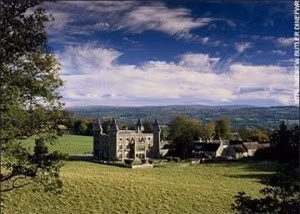 Lâu đài Newton House ở Carmarthenshire: Vào thế kỷ 18, thiếu nữ Elinor Cavendish đã bị ép đính hôn với một người đàn ông mà cô không hề yêu. Cô đã bỏ chạy về nhà mẹ đẻ tại dinh thự Newton House ở Dinefwr, Carmarthenshirem. Trong lúc tức giận, người chồng sắp cưới của Elinor đã truy đuổi và siết cổ cô cho tới chết. Cho đến tận bây giờ, nhiều người vẫn nghe thấy tiếng khóc tức tưởi trog căn phòng trống. Đáng sợ hơn, họ còn có cảm giác như bị bàn tay vô hình siết chặt vào cổ.