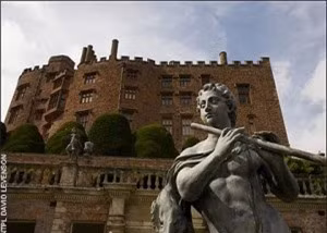 Lâu đài Powis ở Powys: Một bóng người phụ nữ mặc áo choàng đen vẫn xuất hiện tại đây khiến nhiều khách tham quan khiếp vía. Hơn nữa, mọi người có cảm giác bị bàn tay vô hình của ai đó chạm vào. Bên cạnh đó, chiếc piano trong căn phòng trống và bị khóa kín đôi khi vẫn tự động vang lên những khúc nhạc đầy ma mị.