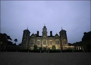 Dinh thự Blickling Hall ở Norfolk: Nơi được cho là có hồn ma của hoàng hậu Anne. Được biết,khi bị đưa vào máy chém, bà nguyền rằng: “Ta sẽ trở lại thành một La Reine sans tête (Nữ hoàng không đầu)”. 