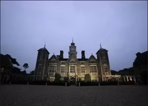 Dinh thự Blickling Hall ở Norfolk: Nơi được cho là có hồn ma của hoàng hậu Anne. Được biết,khi bị đưa vào máy chém, bà nguyền rằng: “Ta sẽ trở lại thành một La Reine sans tête (Nữ hoàng không đầu)”. 