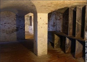 Lâu đài Dunster ở Somerset: Trong lâu đài này luôn có một bóng người đàn ông mặc áo xanh lẩn quất trong khu vực chuồng ngựa. Những tiếng động mà hồn ma này gây ra đến nay vẫn làm nhân viên ở đây sợ hãi mất ngủ.