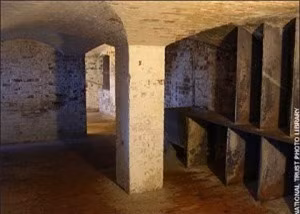 Lâu đài Dunster ở Somerset: Trong lâu đài này luôn có một bóng người đàn ông mặc áo xanh lẩn quất trong khu vực chuồng ngựa. Những tiếng động mà hồn ma này gây ra đến nay vẫn làm nhân viên ở đây sợ hãi mất ngủ.