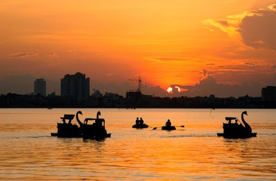 Tài liệu thời Lý đã thấy ghi chép về địa danh này. Ngoài tên gọi hồ Tây hay hồ Dâm Đàm, nó còn có những tên gọi khác như đầm Xác Cáo, hồ Kim Ngưu, hồ Lãng Bạc, Tây Hồ, Đoài Hồ.