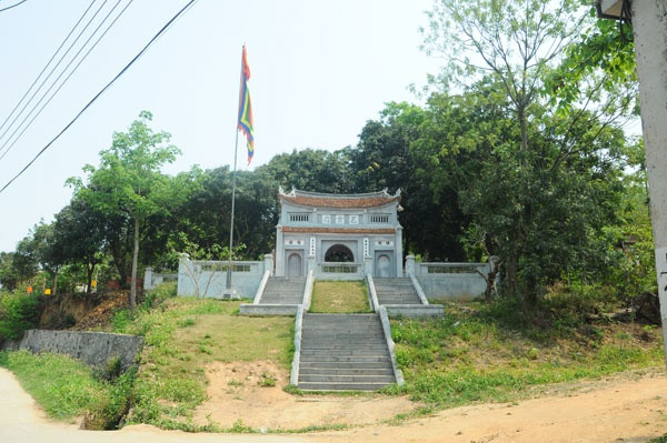 Theo sách "Lịch triều hiến chương loại chí", Lê Văn Thịnh (1038-1096) là người làng Đông Cứu, Gia Định, nay thuộc huyện Gia Bình, tỉnh Bắc Ninh. Năm 1075, triều Lý cho mở khoa thi Minh Kinh bác học và nho học tam trường. Lê Văn Thịnh đỗ đầu, trở thành danh nhân khai khoa trong lịch sử khoa bảng nước nhà.