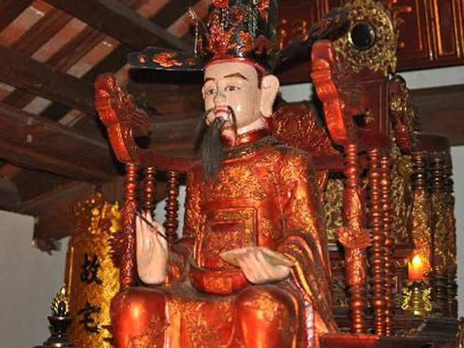 Theo sách "Đại Việt sử ký toàn thư", hồ Dâm Đàm gắn liền vụ án thái sư Lê Văn Thịnh hóa hổ hại vua Lý Nhân Tông vào năm Ất Hợi (1095). Theo một số tài liệu lịch sử, khi cùng vua Lý Nhân Tông dạo chơi ở hồ Dâm Đàm, Lê Văn Thịnh có phép thuật, biến thành hổ dữ hại vua, may nhờ tùy tùng ứng cứu kịp thời. Lê Văn Thịnh bị phế bỏ chức quan, bắt đi đày, rồi chết một năm sau đó. Theo nhiều nhà nghiên cứu, thực chất vua Lý Nhân Tông bị say nắng, choáng váng, gian thần đã thừa cơ hội để vu họa hãm hại vị thái sư đầu triều.