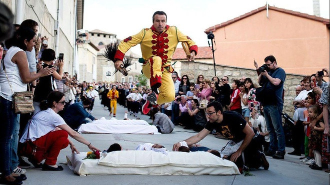 Lễ hội nhảy qua người em bé ở Tây Ban Nha còn có tên gọi "El Salto del Colacho” (cú nhảy của quỷ dữ) được tổ chức ở tỉnh Burgos từ năm 1620. Những người đàn ông trong trang phục quỷ dữ sẽ nhảy qua những em bé dưới 1 tuổi nằm trên chiếc đệm dưới đường phố. Người ta cho rằng việc những con quỷ nhảy qua em bé sẽ mang đi những điều xấu xa và các em bé sẽ được bảo vệ sạch sẽ. Dù vậy, đây được coi là một trong những lễ hội nguy hiểm nhất thế giới.