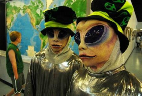 Tháng 7/1947, một báo cáo được cho rằng con tàu vũ trụ của người ngoài hành tinh rơi ở Roswell, New Mexico (Mỹ). Để chào mừng người ngoài hành tinh đã tới Roswell, người dân nơi đây tổ chức cuộc diễu hành hàng năm. Người tham gia mặc những trang phục như người ngoài hành tinh và tham dự các hội nghị ngắn được tổ chức bởi các chuyên gia nước ngoài.