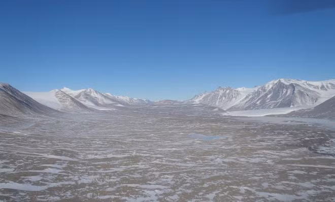 Khi phát hiện trong thung lũng McMurdo không hề có sự tồn tại của cây cối, các loài động vật gặm nhấm và động vật thân mềm như những nơi khác ở Nam Cực, thuyền trưởng Scott đã gọi đây là "Thung lũng chết".