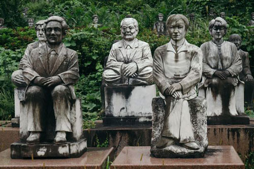 Các bức tượng đá xếp thành hàng, trợn mắt theo dõi du khách là quá đủ so với người bình thường, thế nhưng có một nhiếp ảnh gia dũng cảm đã ở lại và chụp những bức ảnh “sởn gai ốc” này. Tại đây, cảm giác như thể tất cả các bức tượng đang theo dõi nhất cử nhất động của bạn. Cũng giống như các thiên thần quái trong phim Doctor Who tập Blink đáng sợ, đám đông bức tượng có vẻ như sẽ chỉ có thể di chuyển nếu bạn rời mắt khỏi đó.