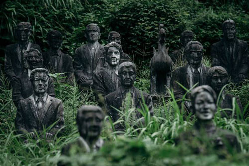 Người tạo nên ngôi làng này, ông Mutsuo Furukawa, muốn lưu giữ tất cả những bức tượng này cùng với ông trong suốt cõi đời. Ông đã bỏ ra 6 tỷ yên, khoảng 1.300 tỷ đồng, để mua chúng từ một nhà điêu khắc người Trung Quốc năm 1989. Sau đó, ông vội vàng rời khỏi khu vực mà không rõ lý do. Trên tờ RocketNews24, một người cho rằng: "Tôi chỉ có một suy nghĩ rằng đây là trong Dr. Who và các Thiên Thần?" Một phụ nữ nói: "Tôi nghĩ nó rất tuyệt, không đáng sợ". Một người khác cho biết thêm: "Họ trông thực tế ... Dường như ai đó đã biến người thành đá".