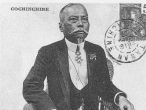 “Nhì Phương” là Đỗ Hữu Phương (1844-1914), được phong Tổng đốc hàm nên còn gọi là Tổng đốc Phương. Ông là một trong những người đề xướng và bỏ tiền ra xây trường Collège de Jeunes filles Indigènes năm 1915, tức trường Nữ Trung học Sài Gòn. Người dân thường gọi là trường Áo tím.