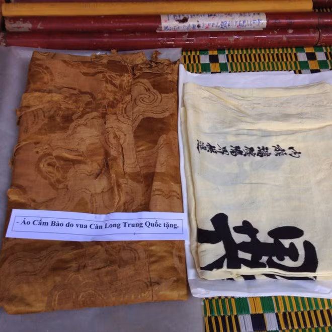 Theo sách “Kể chuyện sứ thần Việt Nam”, Phan Kính là lưỡng quốc thám hoa duy nhất trong lịch sử phong kiến Việt Nam. Ông có công rất lớn tạo nên mối bang giao giữa nhà Thanh và nước ta. Phan Kính từng được vua Càn Long tặng áo cẩm bào khi đi sứ Trung Quốc. Hiện nay, chiếc áo này còn được lưu giữ tại nhà thờ ông ở Hà Tĩnh.