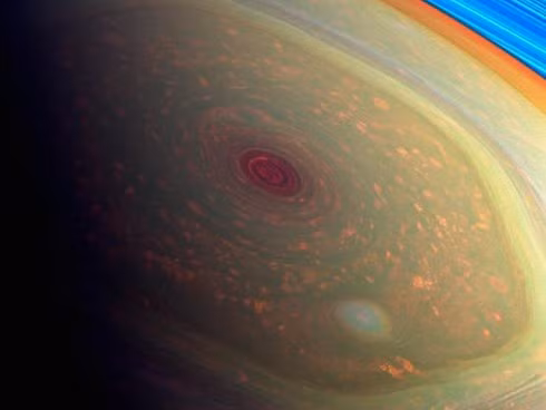 Cực bắc của Sao Thổ có một cơn bão hình lục giác xoáy. Ở cực bắc của Sao Thổ, từng xuất hiện cơn bão có kích thước bằng hai Trái đất trong hình dạng của một hình lục giác. Cơn bão do tàu vũ trụ Cassini của NASA chụp và quan sát trong nhiều năm nhưng nó vẫn còn bí ẩn với con người