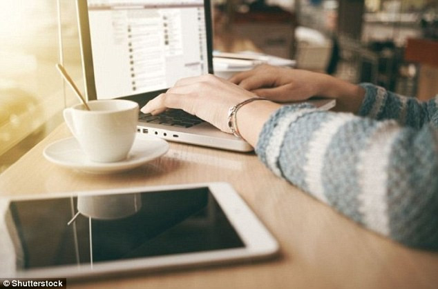 Bức điêu khắc này có tên ‘Grave Naiskos of an Enthroned Woman with an Attendant’ và đang được trưng bày tại Bảo tàng J. Paul Getty ở Malibu, California.