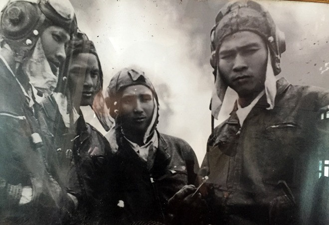 Theo sách “Người anh hùng chân đất”, trong kháng chiến chống Mỹ cứu nước, anh hùng Nguyễn Văn Bảy (1936-2019) đã 7 lần bắn hạ máy bay địch ở Võ Nhai (Thái Nguyên), Việt Trì (Phú Thọ), Đức Giang (Hà Nội), Chí Linh (Hải Dương), Phủ Lý (Hà Nam), Kiến An (Hải Phòng). Trong đó, ông 2 lần bắn rơi máy bay ở Hải Phòng. Hai năm 1966-1967, ông lái chiếc MiG-17 xuất kích 94 lần, 13 lần nổ súng và bắn rơi 7 máy bay Mỹ. Không có phi công MiG-17 nào bắn rơi nhiều máy bay hơn ông. Ông là một trong những phi công tiêu biểu nhất của Quân đội Nhân dân Việt Nam.