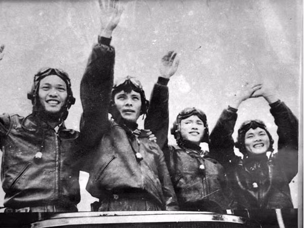 Điện Biên Phủ trên không là chiến dịch quân sự của quân và dân ta chống lại cuộc tập kích bằng máy bay của đế quốc Mỹ vào thành phố Hà Nội cuối năm 1972. Theo sách giáo khoa Lịch sử lớp 12, chỉ sau 12 ngày đêm chiến đấu, quân và dân ta đã bắn rơi 81 máy bay của địch, trong đó có 34 chiếc B52, làm nên trận “Điện Biên Phủ trên không” đi vào sử sách, buộc đế quốc Mỹ phải chấm dứt chiến tranh phá hoạt miền Bắc, ký hiệp định Paris ngày 27/1/1973.