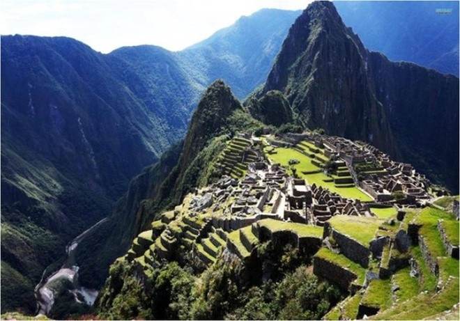 Di sản UNESCO nổi tiếng ở Peru do người Inca để lại là Machu Picchu, theo tiếng của người Inca có nghĩa là “Thành phố bị đánh mất của người Inca”. Đây là khu di tích nằm ở độ cao 2.430 m, giữa khu rừng nhiệt đới, cách thành phố Cusco của Peru khoảng 70 km. Machu Picchu đã được UNESCO công nhận là di sản thế giới năm 1983.
