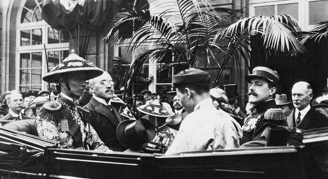 Năm 1924, từ Pháp về, Khải Định lo tổ chức lễ tứ tuần đại khánh (sinh nhật 40 tuổi) rất lớn và tốn kém, bắt nhân dân khắp nơi gửi quà mừng. Sau lễ mừng thọ, ngân sách Nam triều kiệt quệ, Khải Định cho tǎng thêm 30% thuế điền.