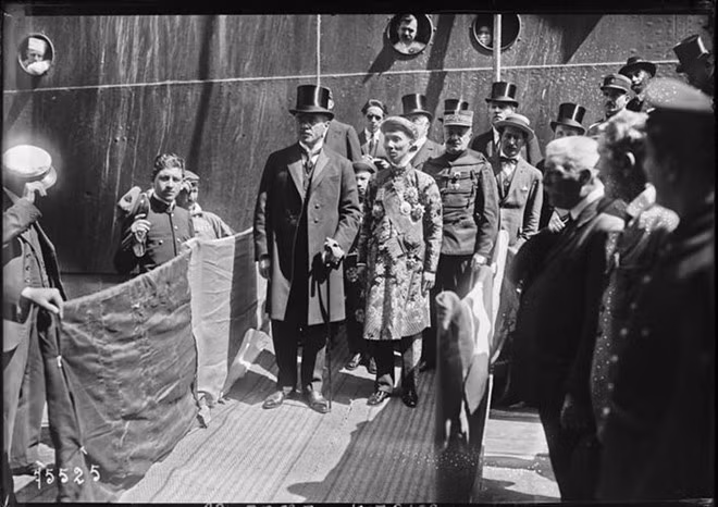 Năm 1922, Khải Định sang Pháp dự hội nghị đấu xảo của các thuộc địa. Hành động này bị những người yêu nước phản đối quyết liệt.