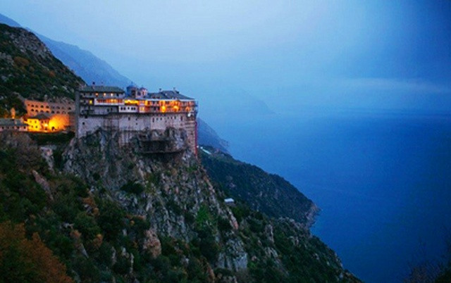 Athos là một trong những ngọn núi kỳ lạ nhất trên thế giới. Từ hàng nghìn năm qua, người ta cấm phụ nữ đặt chân tới tới ngọn núi này, chỉ trừ một vài trường hợp cực kỳ đặc biệt trong lịch sử. Ngoài ra, bất kỳ ai vi phạm sẽ bị xử lý rất nặng.