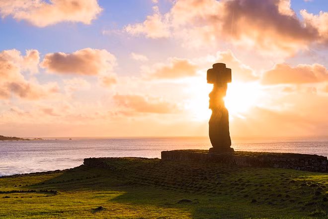 Rapa Nui là tên bản địa của đảo Phục Sinh. Nơi đây từng có một xã hội định cư từ những năm 300, đã thiết lập nên truyền thống văn hóa mạnh mẽ, giàu trí tưởng tượng với những tác phẩm điêu khắc và kiến trúc hoành tráng, không có bất kỳ ảnh hưởng nào từ bên ngoài. Ảnh: Jordan Banks.