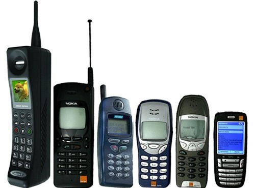  2. Điện thoại: Ngày nay, điện thoại được coi như “vật bất ly thân” của nhiều người nhưng ít ai biết rằng từ khi ra đời, điện thoại đã không được mấy người ủng hộ. Người già thì sợ sốc điện khi chạm vào nó, còn những người đàn ông lại coi điện thoại là kẻ thù vì sợ rằng các bà vợ chỉ suốt ngày ngồi lê đôi mách với chiếc điện thoại trong tay. Ở Thụy Điển, người ta còn cho rằng điện thoại là vật dụng của ma quỷ và các đường dây điện thoại có thể dẫn theo linh hồn của ma quỷ tới thế giới loài người. 