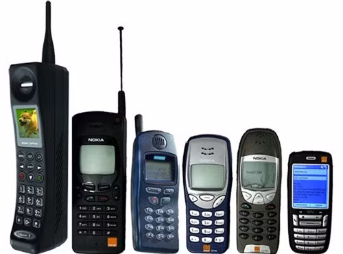  2. Điện thoại: Ngày nay, điện thoại được coi như “vật bất ly thân” của nhiều người nhưng ít ai biết rằng từ khi ra đời, điện thoại đã không được mấy người ủng hộ. Người già thì sợ sốc điện khi chạm vào nó, còn những người đàn ông lại coi điện thoại là kẻ thù vì sợ rằng các bà vợ chỉ suốt ngày ngồi lê đôi mách với chiếc điện thoại trong tay. Ở Thụy Điển, người ta còn cho rằng điện thoại là vật dụng của ma quỷ và các đường dây điện thoại có thể dẫn theo linh hồn của ma quỷ tới thế giới loài người. 