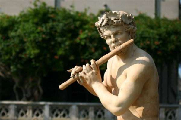  3. Nhạc cụ: Những người theo đạo Hồi cho rằng do ghen tị với giọng ca của David trong Kinh thánh nên quỷ Satan đã chế tạo ra các loại nhạc cụ, vì vậy các loại nhạc cụ đều là những thứ xấu xa. Thậm chí, một số trường học Hồi giáo còn cho rằng nhạc cụ gây ra những bệnh lở loét, tiểu đường và điên rồ, làm chậm tiến trình tâm linh và đạo đức.