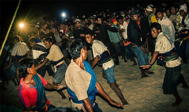 Vào đêm trước lễ hội Pasola, người Sumba tụ tập để tham gia pejura, trận đấu võ diễn ra bên bờ biển, dưới ánh trăng và tuyệt đối không được phép dùng đèn đuốc.
