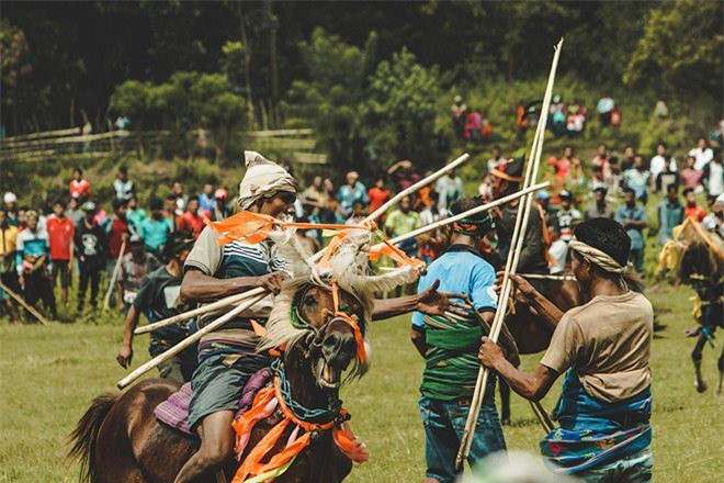 Trong quan niệm của người dân Sumba, lễ hội Pasola rất quan trọng. Đó là dịp họ cùng nhau tạo nên sự cân bằng giữa vật chất và tinh thần, là dịp gặp gỡ, giao lưu, học hỏi kinh nghiệm sống của nhau, đồng thời thể hiện của tín ngưỡng phồn thực cổ xưa đã có ở Sumba từ nhiều thế kỷ trước.