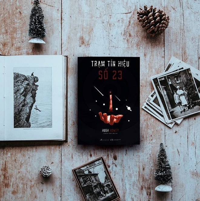  Trạm tín hiệu số 23 (tác giả Hugh Howey) là cuốn sách khoa học viễn tưởng kể về một người lính làm nhiệm vụ canh gác trên một trạm tín hiệu ngoài vũ trụ để giúp các con tàu không gian tránh va phải các vành đai tiểu hành tinh hay những hòn đá vô duyên trôi nổi trên khoảng không. Người trạm viên tại trạm số 23 ấy ngày ngày giải trí bằng cách ngắm một bức ảnh dưới Trái Đất, quan sát đốm sáng nhấp nháy của trạm tín hiệu bên cạnh cách xa hàng trăm cây số. Cuốn sách là kết hợp của những cảnh chiến tranh đầy binh lửa, của những cuộc trò chuyện độc thoại và cuộc gặp gỡ với thợ săn tiền thưởng giữa vũ trụ bao la đen thẳm.