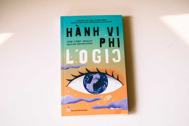  Hành vi phi logic (tác giả John Corey Whaley) là câu chuyện về Solomon Reed, anh chàng mắc chứng sợ đám đông, chưa từng ra khỏi nhà suốt 3 năm liền, luôn nghĩ mình sẽ ở trong nhà suốt đời. Cuộc sống mỗi ngày của cậu chỉ xoay quanh việc tự học ở nhà, tiêu khiển bằng game và cày đi cày lại bộ phim kinh điển. Nhưng kể từ khi cô bạn Lisa xuất hiện và cương quyết kéo cậu ra ngoài ánh sáng mặt trời, Solomon đã hiểu được ý nghĩa của việc mình tồn tại trên đời: Ngay cả khi bạn quay lưng lại với thế giới, thế giới vẫn gọi bạn bằng những tín hiệu, và thôi thúc trong bạn niềm khát khao được sống.