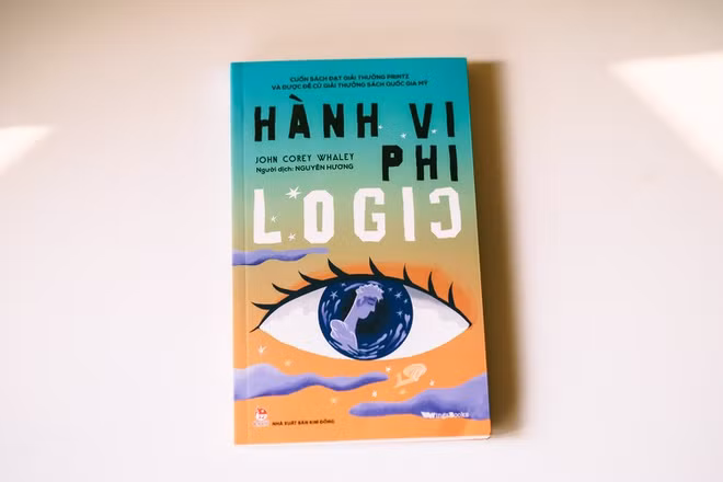  Hành vi phi logic (tác giả John Corey Whaley) là câu chuyện về Solomon Reed, anh chàng mắc chứng sợ đám đông, chưa từng ra khỏi nhà suốt 3 năm liền, luôn nghĩ mình sẽ ở trong nhà suốt đời. Cuộc sống mỗi ngày của cậu chỉ xoay quanh việc tự học ở nhà, tiêu khiển bằng game và cày đi cày lại bộ phim kinh điển. Nhưng kể từ khi cô bạn Lisa xuất hiện và cương quyết kéo cậu ra ngoài ánh sáng mặt trời, Solomon đã hiểu được ý nghĩa của việc mình tồn tại trên đời: Ngay cả khi bạn quay lưng lại với thế giới, thế giới vẫn gọi bạn bằng những tín hiệu, và thôi thúc trong bạn niềm khát khao được sống.