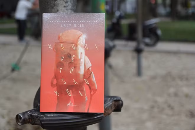  Người về từ sao Hỏa (tác giả Andy Weir) là cuốn sách khoa học viễn tưởng kể về phi hành gia Mark Watney vô tình bị bỏ rơi lại trên sao Hỏa, phải chạy đua với thời gian và các yếu tố khắc nghiệt nơi đây để sống sót. Trong suốt thời gian tìm cách liên lạc với Trái Đất để trở về nhà, Mark đã tự "chiếm" lấy sao Hỏa thành thuộc địa riêng của mình, trồng khoai tây để lấy lương thực, ghi lại nhật ký hành trình, sửa chữa những chiếc máy cũ bị bỏ lại và lạc quan vào tương lai phía trước.