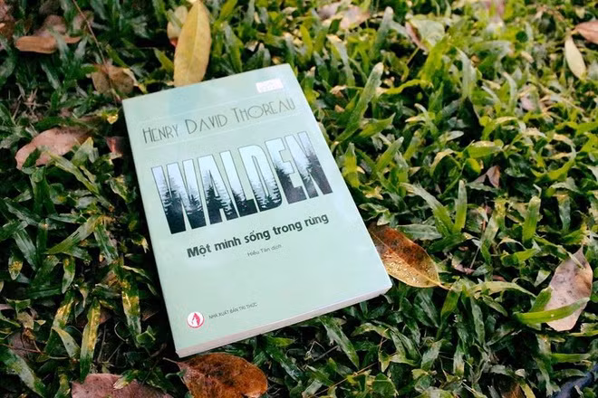  Walden - Một mình sống trong rừng (tác giả Henry David Thoreau) là những ghi chép đầy chiêm nghiệm của tác giả về khoảng thời gian “hai năm hai tháng hai ngày” sống một mình trong rừng bên cạnh đầm nước Walden. Thoreau tự dựng lên một ngôi nhà và bằng sức lao động của mình, trồng trọt hoa màu để có lương thực sinh sống. Ông dành nhiều thời gian để quan sát và tận hưởng thiên nhiên cũng như suy nghĩ và ghi lại một phần nhỏ sự khám phá của ông trong kho tàng tri thức nhân loại. Mời quý độc giả xem video: Hà Nội vắng vẻ trong ngày đầu cách ly toàn xã hội. Nguồn: VTC Now