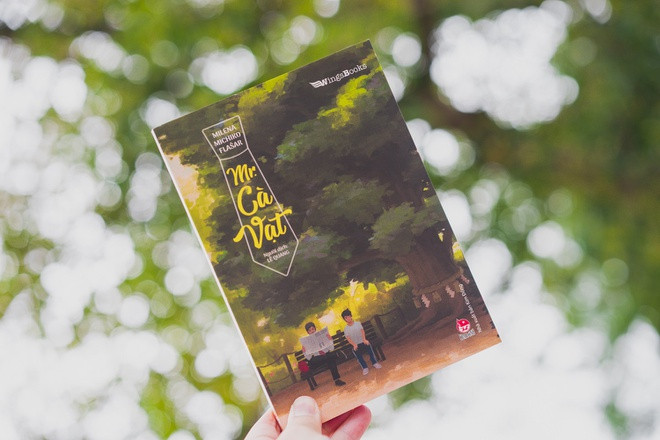  Mr. Cà Vạt (tác giả Milena Michiko Flasar) kể lại câu chuyện của một chàng thanh niên 20 tuổi Taguchi Hiro chọn cách sống trở thành một hikikomori - một ẩn sĩ đô thị, không bước chân ra khỏi nhà trong suốt 2 năm vì căm ghét cuộc sống trưởng thành. Bỏ mặc người bạn ấu thơ bị bắt nạt, cậu bạn thân bị xe tông, cậu chạy trốn khỏi thực tại bằng cách ở yên trong phòng. Mọi chuyện chỉ bắt đầu thay đổi khi Hiro một lần bước ra ngoài, ngồi trên ghế băng công viên cả ngày để quan sát thế giới xung quanh, và làm quen được với chú Cà Vạt, một nhân viên văn phòng thất nghiệp đã giúp cậu hiểu về những lựa chọn tương lai phía trước. 