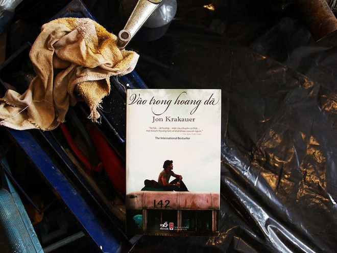  Vào trong hoang dã (tác giả Jon Krakauer) là cuốn tự truyện ghi lại cuộc hành trình của chàng trai trẻ Christopher McCandless (hay Alexander Supertramp như anh tự gọi mình) để bước vào trong miền hoang dã. Từ bỏ cuộc sống sung túc, công việc ổn định, anh bắt xe rồi đơn độc cuốc bộ tới vùng hoang dã Bắc Mỹ, nơi Alaska đầy tuyết trắng để trải nghiệm cuộc sống phi thường một mình ngoài thiên nhiên.