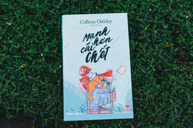 Mạnh hơn cái chết (tác giả Collen Oakley) kể về một cô nàng Jubilee Jenkins sống ẩn dật suốt 9 năm, không đi xa hơn cánh cửa nhà bởi cô mắc một tình trạng hi hữu: Bị dị ứng khi chạm vào người khác, cô có thể nổi mẩn ngứa, hoặc thậm chí sốc phản vệ tới chết nếu như bị chạm vào. Một điểm lợi của việc sống xa cách xã hội là cô không bao giờ phải quan tâm đến thời tiết hay nói chuyện phiếm với hàng xóm. Nhưng mọi nguồn lực như tiền bạc dần cạn kiệt khiến Jubilee quyết định ra khỏi nhà để tìm kiếm một khởi đầu mới, với bộ quần áo dài che kín người và đôi tay luôn luôn xỏ găng. Cuốn sách cũng nhắc tới Emily Dickinson, một nhà thơ Mỹ nổi tiếng né tránh xã hội và coi đó là niềm vui của sự tự do.