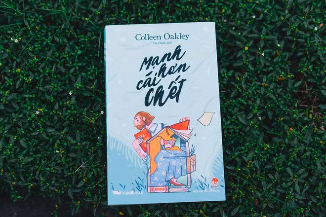 Mạnh hơn cái chết (tác giả Collen Oakley) kể về một cô nàng Jubilee Jenkins sống ẩn dật suốt 9 năm, không đi xa hơn cánh cửa nhà bởi cô mắc một tình trạng hi hữu: Bị dị ứng khi chạm vào người khác, cô có thể nổi mẩn ngứa, hoặc thậm chí sốc phản vệ tới chết nếu như bị chạm vào. Một điểm lợi của việc sống xa cách xã hội là cô không bao giờ phải quan tâm đến thời tiết hay nói chuyện phiếm với hàng xóm. Nhưng mọi nguồn lực như tiền bạc dần cạn kiệt khiến Jubilee quyết định ra khỏi nhà để tìm kiếm một khởi đầu mới, với bộ quần áo dài che kín người và đôi tay luôn luôn xỏ găng. Cuốn sách cũng nhắc tới Emily Dickinson, một nhà thơ Mỹ nổi tiếng né tránh xã hội và coi đó là niềm vui của sự tự do.