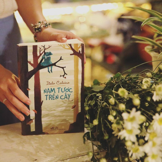  Nam tước trên cây (tác giả Italo Calvino) kể về một vị nam tước trẻ tuổi Cosimo, từ khi lên 10 tuổi đã quyết định chỉ sống trên cây không đặt chân xuống mặt đất để phản đối gia đình. Và cậu thực sự đã sống trên cây cả đời nhưng không hề nhàm chán, mà ngược lại còn học được thêm nhiều điều về thiên nhiên và trở thành một nhà bác học nhưng vẫn giữ được tính chất quý tộc của mình. Chính Italo Calvino cũng từng miêu tả về Cosimo là "nhân vật sống cả đời trên cây, một cuộc đời không hề đơn điệu, thật vậy: Sôi nổi phiêu lưu; không hề ẩn dật, song luôn duy trì một khoảng cách giữa mình và đồng loại: tối thiểu mà không thể vi phạm".