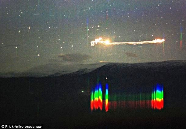  2. Ánh sáng Hessdalen: Kể từ những năm 1940 hoặc sớm hơn, ánh sáng Hessdalen là một màn trình diễn ánh sáng ngoạn mục được nhìn thấy rất nhiều lần trên bầu trời thung lũng Hessdalen, Na Uy. Trong giai đoạn 1981 - 1984, ánh sáng Hessdalen xuất hiện nhiều nhất với khoảng 20 lần/tuần rồi giảm dần xuống còn 10 - 20 lần/năm. Cho đến nay, nguồn gốc của ánh sáng Hessdalen vẫn chưa được làm sáng tỏ. 