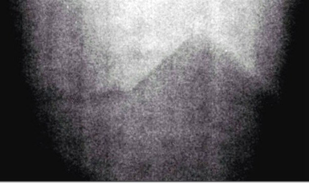  6. Cấu trúc đặc biệt của đá Geophone: Vào tháng 12/1972, Apollo 17 đã chụp được bức ảnh cho thấy sự dị thường của đá Geophone. NASA mô tả bức ảnh này là "trống rỗng" khi tiếp xúc ánh sáng cực điểm. Tuy nhiên, khi được điều chỉnh độ tương phản, bức ảnh đã hé lộ một cấu trúc giống kim tự tháp. 