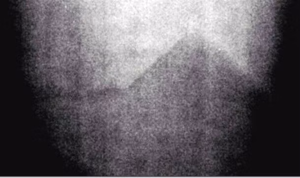  6. Cấu trúc đặc biệt của đá Geophone: Vào tháng 12/1972, Apollo 17 đã chụp được bức ảnh cho thấy sự dị thường của đá Geophone. NASA mô tả bức ảnh này là "trống rỗng" khi tiếp xúc ánh sáng cực điểm. Tuy nhiên, khi được điều chỉnh độ tương phản, bức ảnh đã hé lộ một cấu trúc giống kim tự tháp. 