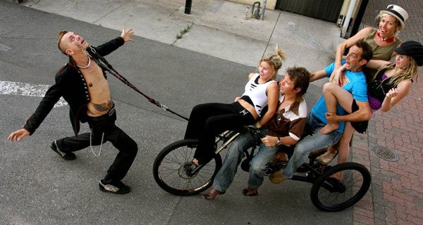  Dùng mi mắt kéo một vật nặng nhất, nặng 411,65 kg. Người lập kỷ lục này là Chayne Hultgren, người Áo được gọi là “Chàng cao bồi vũ trụ” trong cuộc thi tại Milano năm 2009. “Chàng cao bồi vũ trụ” đã từng thắng hai lần trong cuộc Biểu diễn trên đường phố (Street Performance) vào năm 2006 và 2007. Một trong nhiều hoạt động làm anh nổi tiếng là nuốt 27 thanh kiếm nhỏ có cờ của tất cả các nước thành viên EU.