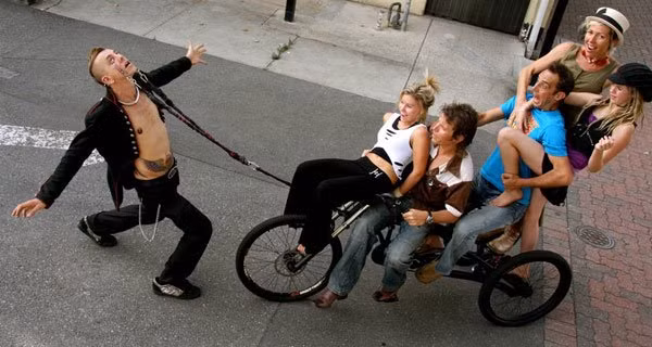  Dùng mi mắt kéo một vật nặng nhất, nặng 411,65 kg. Người lập kỷ lục này là Chayne Hultgren, người Áo được gọi là “Chàng cao bồi vũ trụ” trong cuộc thi tại Milano năm 2009. “Chàng cao bồi vũ trụ” đã từng thắng hai lần trong cuộc Biểu diễn trên đường phố (Street Performance) vào năm 2006 và 2007. Một trong nhiều hoạt động làm anh nổi tiếng là nuốt 27 thanh kiếm nhỏ có cờ của tất cả các nước thành viên EU.