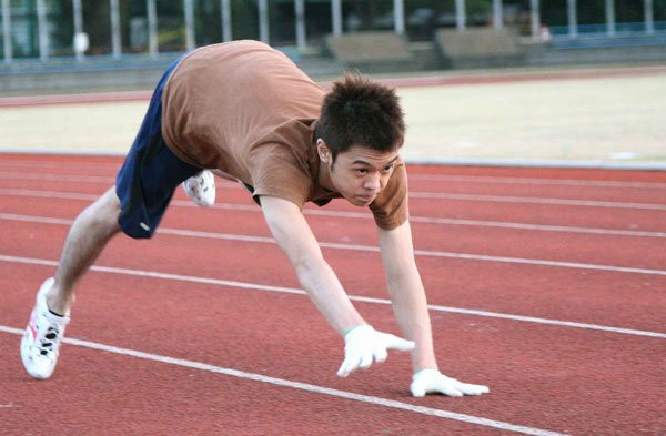  Người bò bốn chân nhanh nhất thế giới cự ly 100 m: Ngày kỷ niệm “Sách kỷ lục thế giới Guinness” năm 2008 là ngày phá nhiều kỷ lục nhất với 290.000 người tham gia tại 15 nước. Một trong những kỷ lục này thuộc về anh Kenichi Ito - một “siêu nhân” người Nhật. Khả năng “siêu phàm” của anh là bò bốn chân. Anh bò 100m mất 18,58 giây và kỷ lục này lập tại Setagaya Kuritsu Sogo Undojyo, Tokyo, năm 2008.