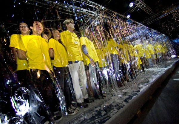  Nhiều người nhất trong một chiếc bong bóng xà phòng: Hai nghệ sĩ Fan Yang và Deni Yang đã gây ấn tượng cho khán giả về kỹ thuật thổi bong bóng điêu luyện của họ. Gia đình Yang và Trung tâm khoa học Discovery đã hợp tác để tạo ra một bong bóng xà phòng trùm lên nhiều người nhất và họ đã thành công.Gia đình Yang làm “nghề” thổi bóng bóng đã hơn 30 năm để biểu diễn trên sân khấu. Kỷ lục của họ là chiếc bong bóng khổng lồ bên trong chứa 118 người, lập ngày 3/3/2011.