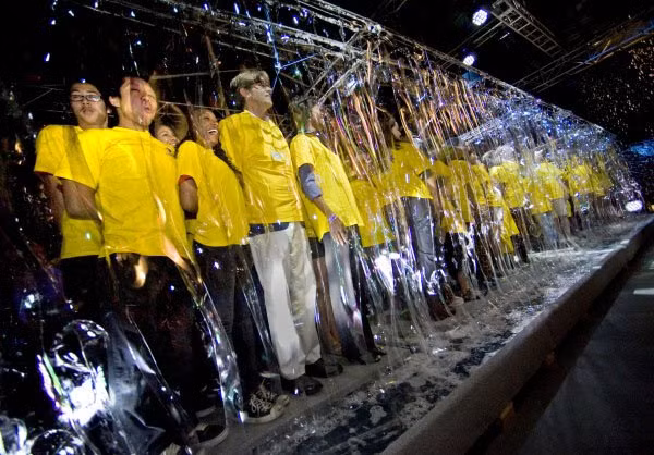  Nhiều người nhất trong một chiếc bong bóng xà phòng: Hai nghệ sĩ Fan Yang và Deni Yang đã gây ấn tượng cho khán giả về kỹ thuật thổi bong bóng điêu luyện của họ. Gia đình Yang và Trung tâm khoa học Discovery đã hợp tác để tạo ra một bong bóng xà phòng trùm lên nhiều người nhất và họ đã thành công.Gia đình Yang làm “nghề” thổi bóng bóng đã hơn 30 năm để biểu diễn trên sân khấu. Kỷ lục của họ là chiếc bong bóng khổng lồ bên trong chứa 118 người, lập ngày 3/3/2011.